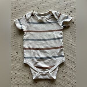 Colored Organics Afton Bodysuit Rye Stripe in Mist & Truffle. Size 6-12 months.